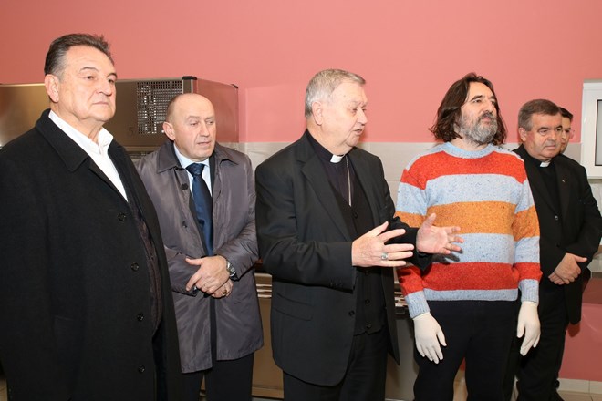 Varaždinski biskup u društvu župana i gradonačelnika na Badnjak posjetio Caritasovu pučku kuhinju